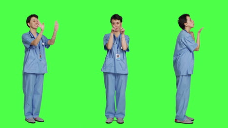Kokette-Süße-Krankenschwester-Wirft-Luftküsse-Vor-Greenscreen-Hintergrund